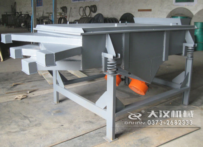 525型直線振動篩采用碳鋼材質,有四個出料口可同時篩出5種不同的物料等級。